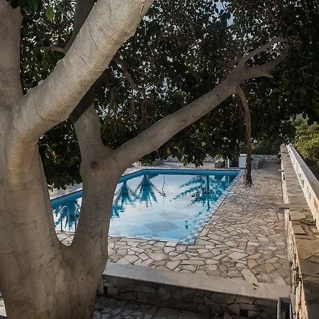 Guest house Roussa Suites *